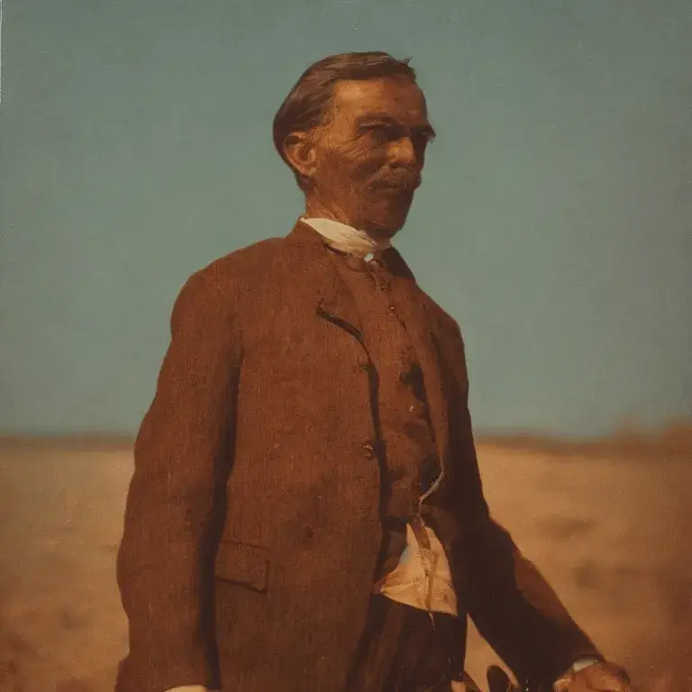 Na zdjęciu widoczny jest mężczyzna przypomina fotografię pokolorowaną z początku 20 wieku